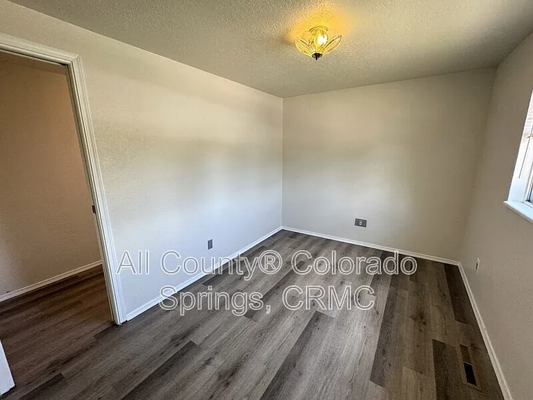 1237 Chiricahua Dr — Photo 9