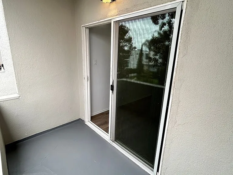 13860 Burbank Blvd — Photo 39