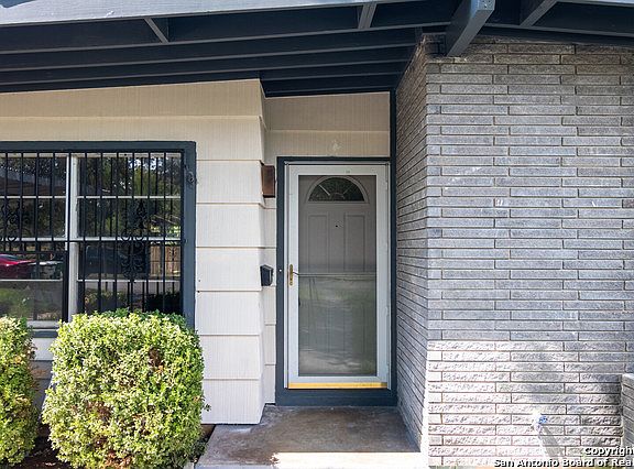 4th image of 135 Locknere Ln