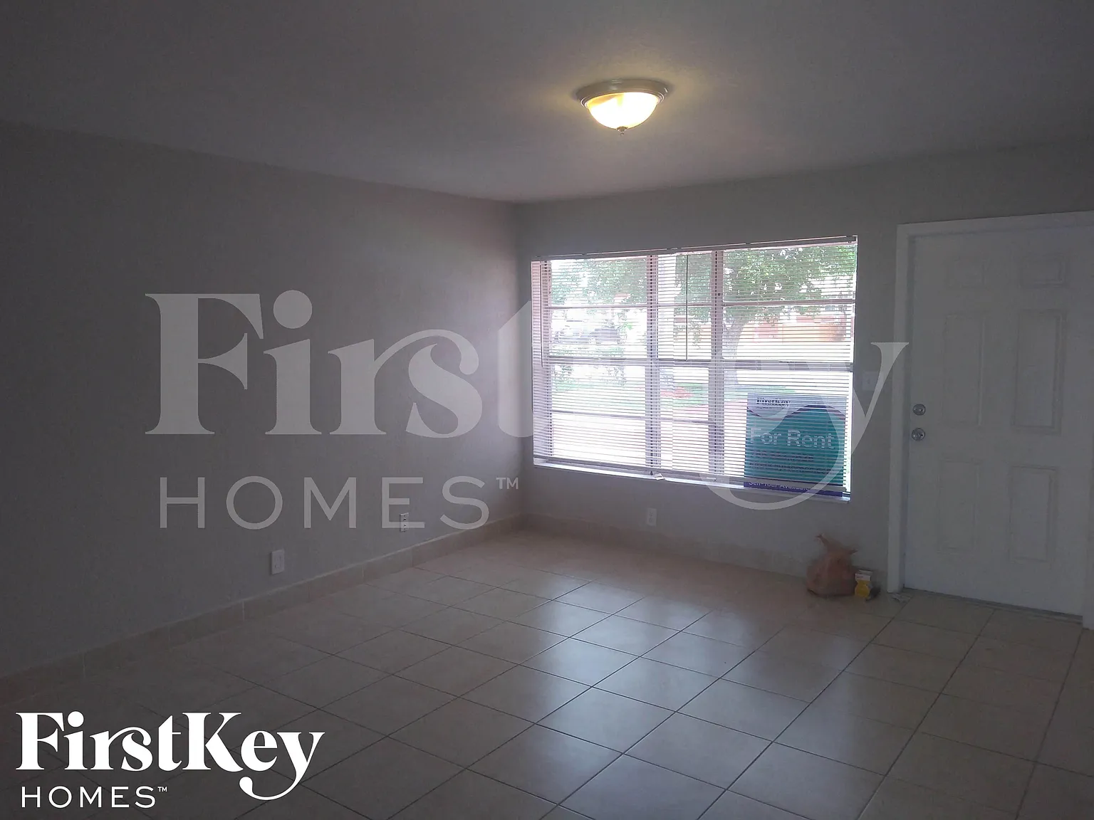 3 bed, 2.0 bath, 1090 sqft, $2,565 — Photo 2
