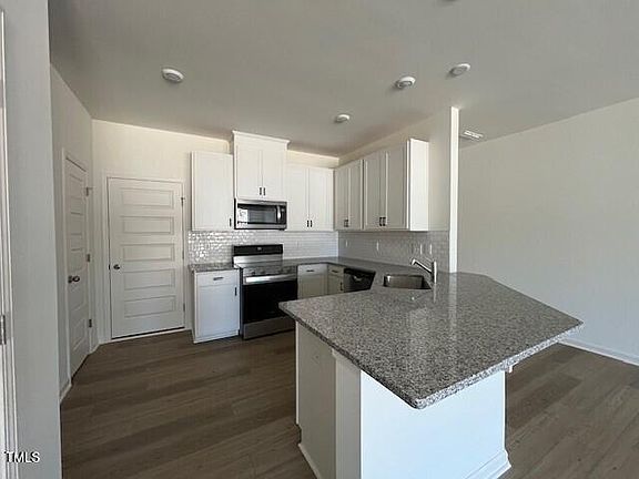 5th image of 122 Parker Ln