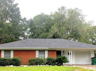 913 Peach St, El Campo, TX 77437