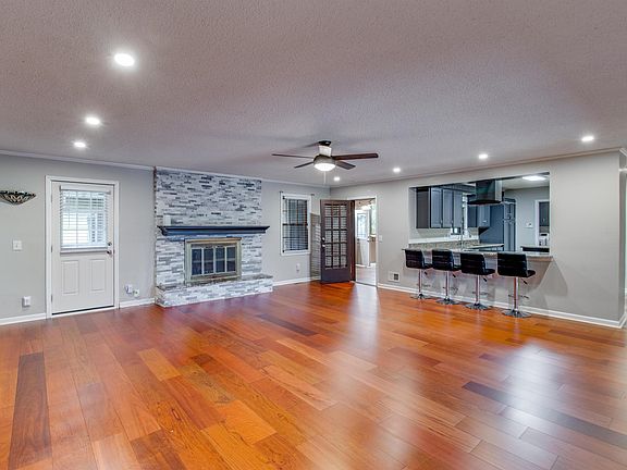 5th image of 305 Viking Dr