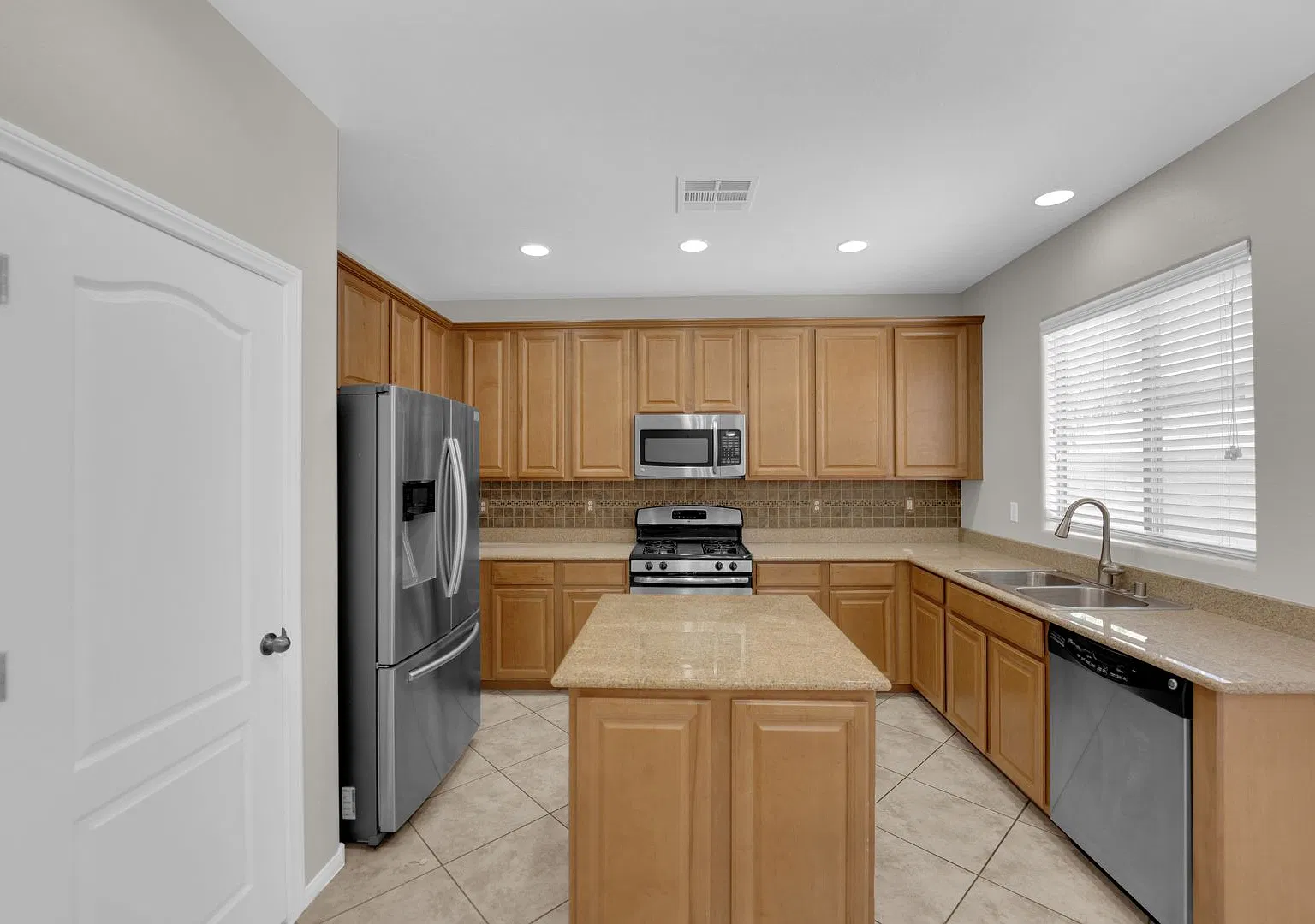 Gated 2-Story 3BR/2.5BA Henderson Home 2-Car Garage, Pets Welcome — Photo 4