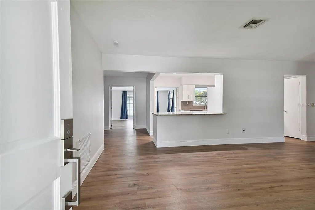 4 bed, 2.0 bath, 1689 sqft, $2,800 — Photo 2