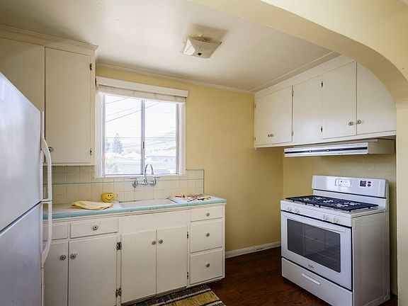 5th image of 131 Arden Ave