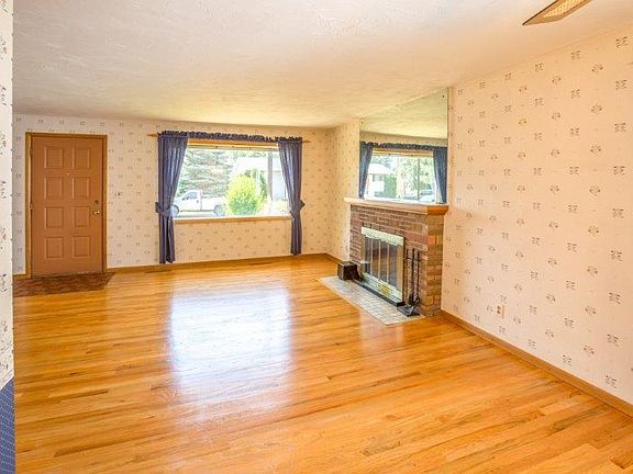 4th image of 3928 W Heroy Ave