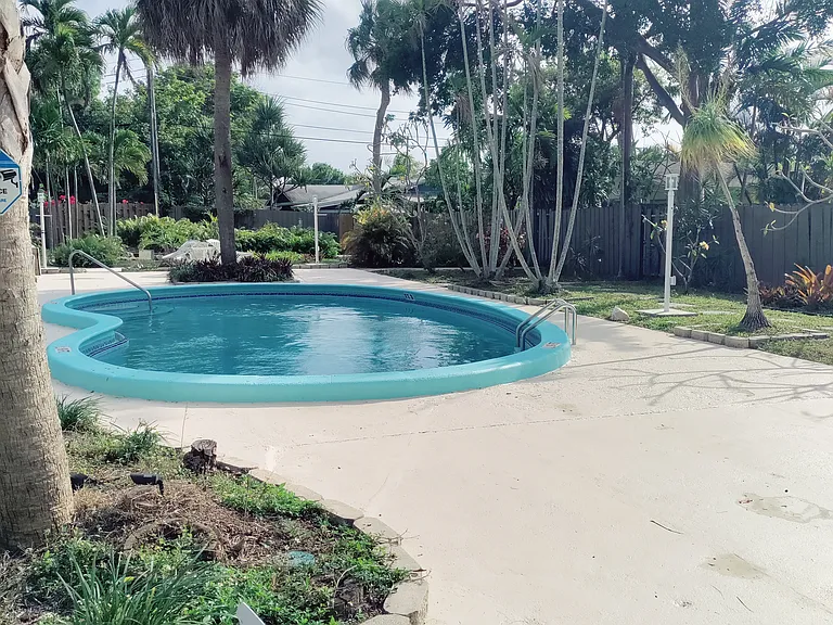 125 SW 19th Ave #UTIL INCLUDED — Photo 28