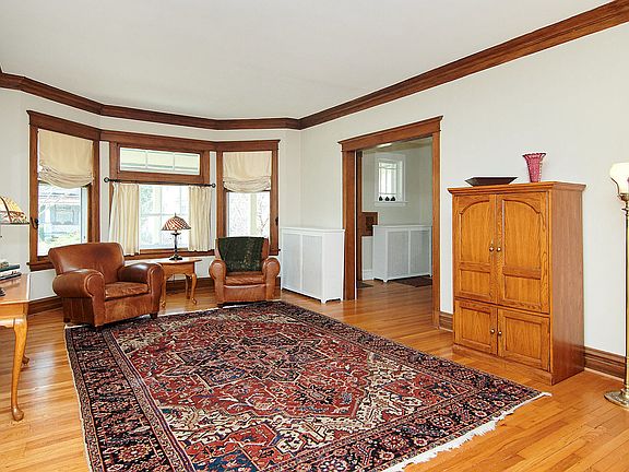 5th image of 828 S Elmwood Ave