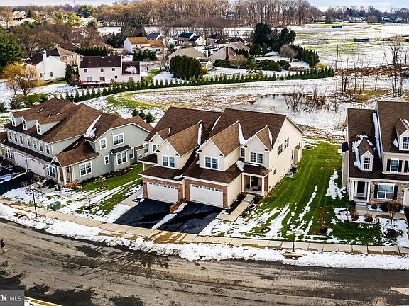 5th image of 15 Westhampton Dr