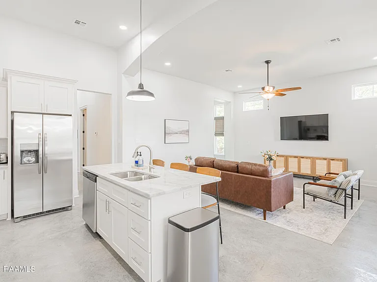404 E Martial Ave — Photo 28