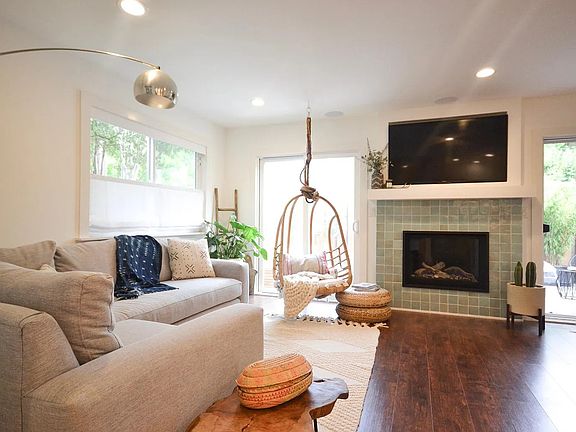 3rd image of 3026 Buckingham Ln