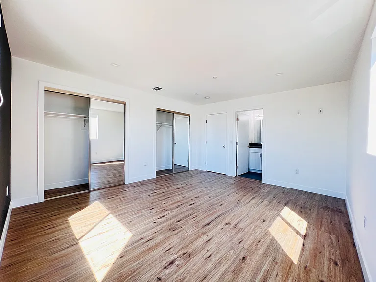 4572 Oakwood Ave — Photo 24