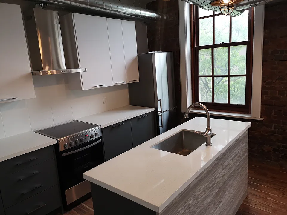 85 King St E