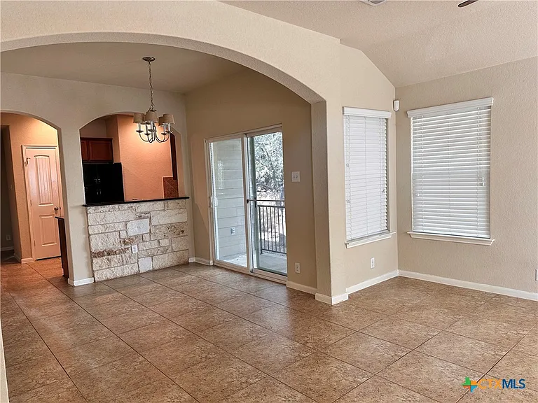 2020 Meadow View Dr — Photo 3
