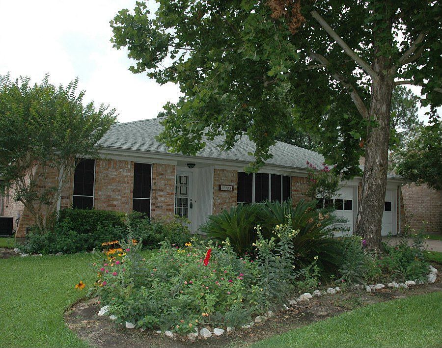 View of front with really nice landscaping, great curb appeal!