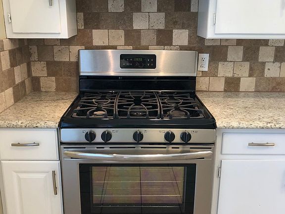 New 5 burner self cleaning gas range with new stainless stee