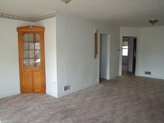 3rd image of 218 Michigan St