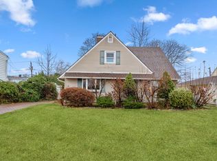 10 Blossom Ln, Levittown, NY 11756