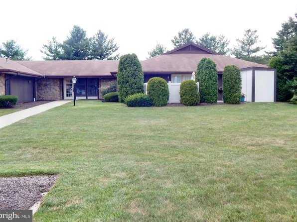 1886 Azalea Dr, York, PA 17408