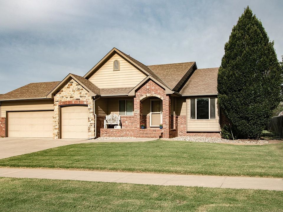 1st image of 2825 N Emerson Cir