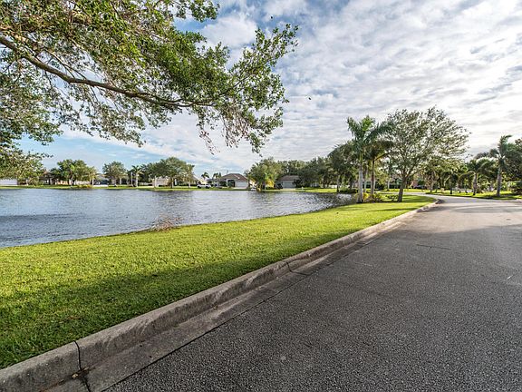 2nd image of 3602 Twelve Oaks Cir
