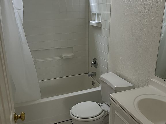 4th image of 3232 44th St #4