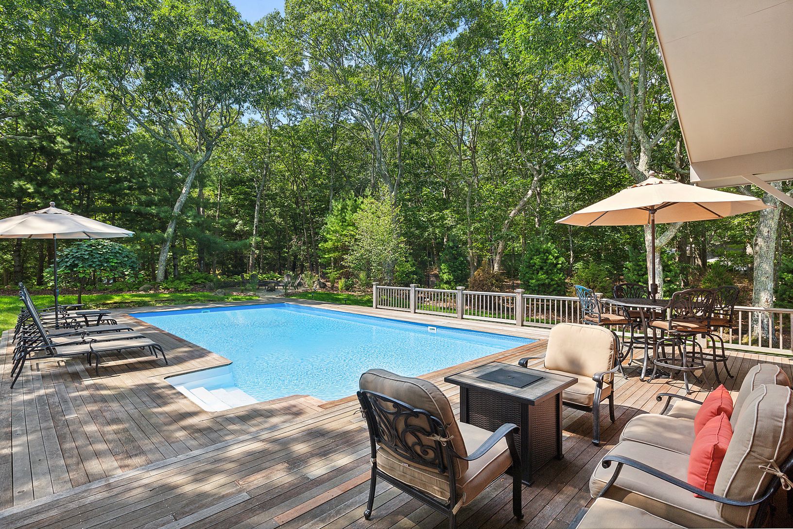  Pool Lounge Area