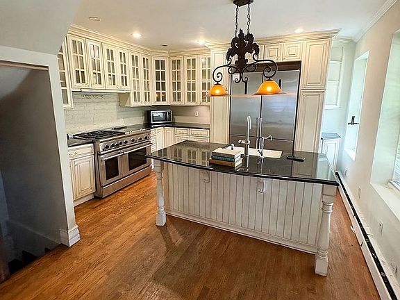 2nd image of 22 Warwick St #1