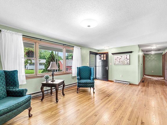 4th image of 17 Breton Ln