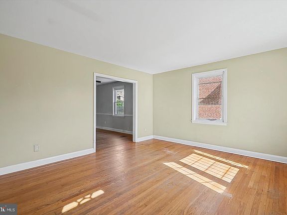 5th image of 28 Lyndale Ave