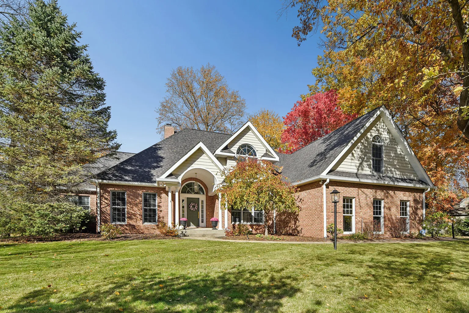 2300 Shorewood Dr photo 1