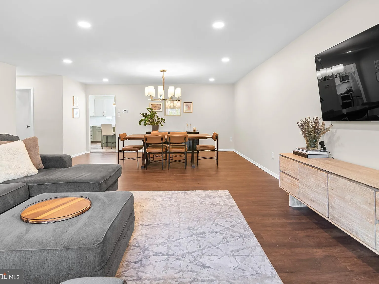 3 bed, 4.0 bath, 2659 sqft, $3,200 — Photo 4