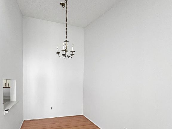 5th image of 481 Danbury Ln