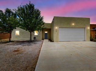 704 1st St NE, Rio Rancho, NM 87124