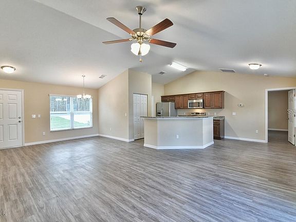 3rd image of 11 Pecan Dr