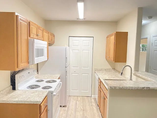 2 bed, 2.0 bath, 1081 sqft, $1,650 — Photo 2
