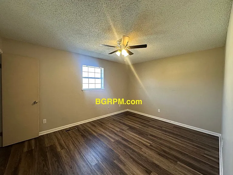 1099 W Elm St — Photo 16