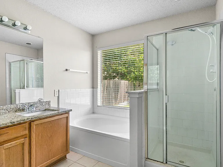 3300 Creekwood Dr — Photo 10
