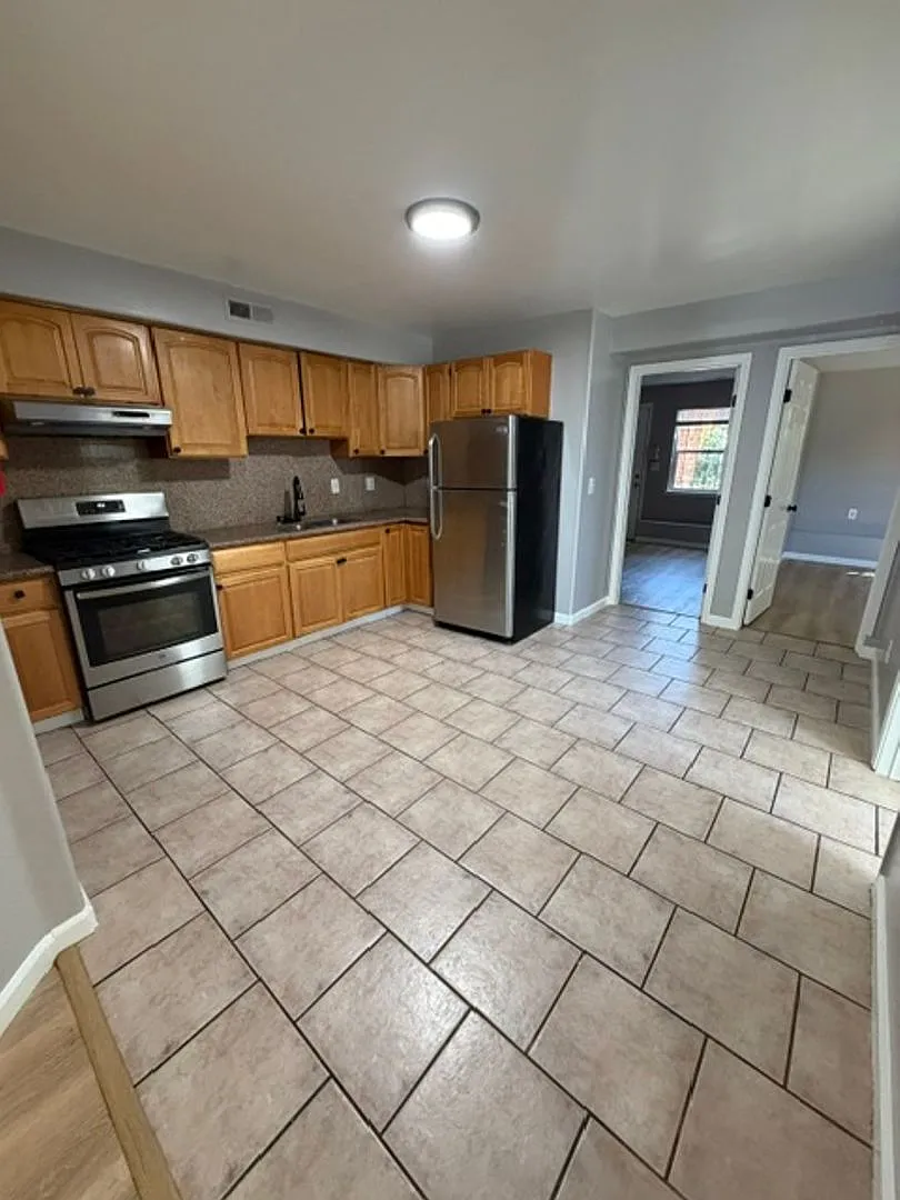 542 Lewis St — Photo 3