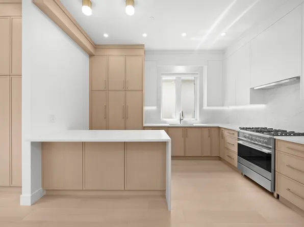 6461 E Prince Edward St #1, Vancouver, BC V5W 2Y3