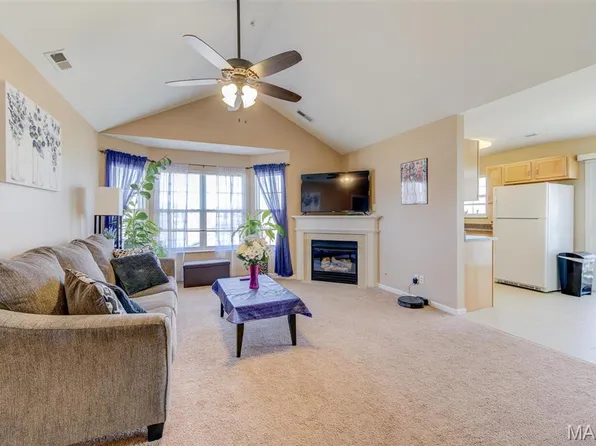 480 Benton Dr APT L, Saint Peters, MO 63376