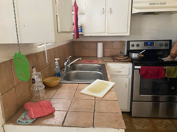 4th image of 420 W 13th St
