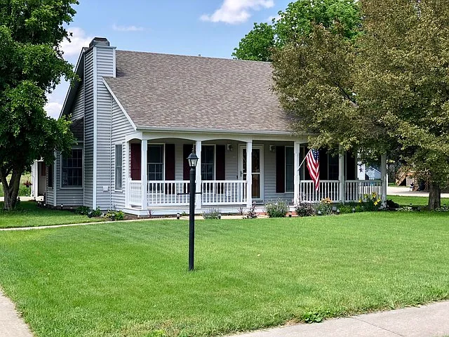 2606 W John St photo 1