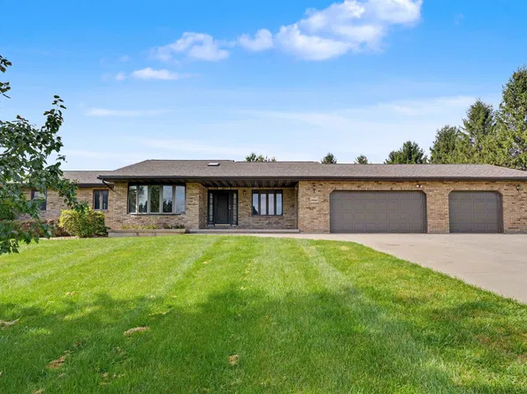 10663 Blue Jay Dr, Peosta, IA 52068