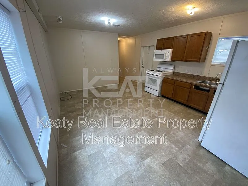 3 bed, 2.0 bath, 1024 sqft, $600 — Photo 2