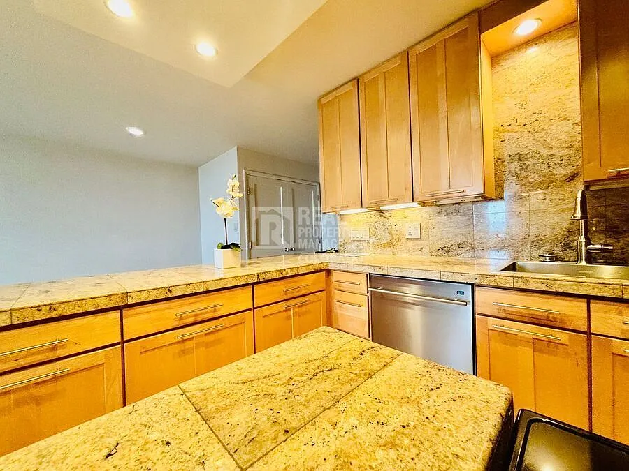 Stunning 2 Bed, 2 Bath Condo in the Heart of Cheesman Park — Photo 4