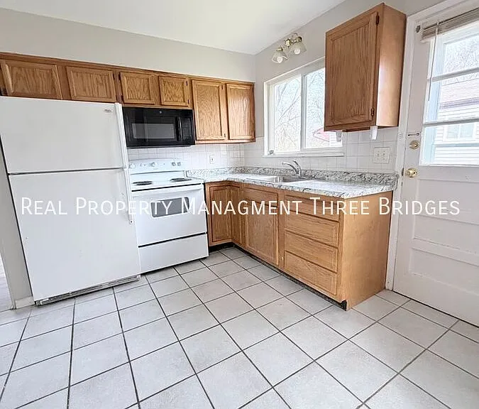 241 Flora Dr — Photo 14