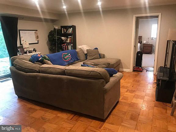 4th image of 10637 Montrose Ave