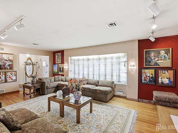 4th image of 467 Lincoln Ave